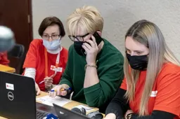 Premjerė aplankė ukrainiečių registracijos centrą Alytuje, padėjo savanoriams