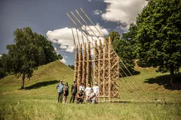 Įspūdinga šiaudinė skulptūra papuošė Alytaus piliakalnį!