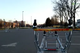 Prekybos centrų aikštelėse – barikados