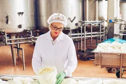 Vadovė didžiuojasi pieninės produkcija: maisto parodoje Paryžiuje lankytojai patys ieškojo varėniškių stendo