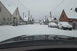 Informuoja skaitytojai: kodėl valoma tik viena gatvės dalis?