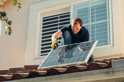 Kaip baterijos padeda maksimaliai išnaudoti saulės elektrinės potencialą?