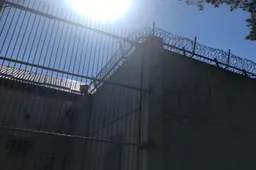 Iš Alytaus „zonos“ bėgęs kalinys spėjo įveikti vieną iš dviejų apsauginių tvorų