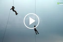 Baltosios rožės tiltą išmėgino kariai – aukščio baimės neįveikė vos vienas