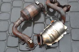 Ilgapirščiai nusitaikė į prabangios automobilių markės katalizatorius