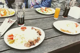 Karantino atlaisvinimai: kavinėms leista dirbti iki 24 val., gali susitikti daugiau žmonių