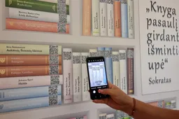 Pasiimk knygą nuo sienos!