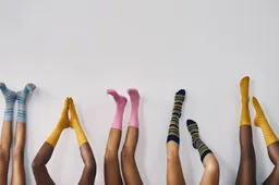 Kaip derinti ilgas kojines prie aprangos?