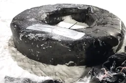 Nemunu traktoriaus kameroje plaukė siuntinys, GPS siųstuvai ir SIM kortelės