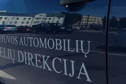 Kelių eismo taisyklės keičiasi: transporto priemonių nebus galima statyti prie įvažiavimų į kiemus