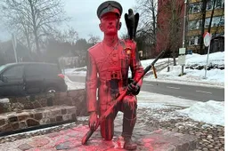 Merkinėje dažais aplietas A. Ramanausko-Vanago paminklas