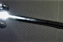 Mėsos plaktuku trenkė į automobilį ir užsipuolė vairuotoją