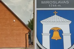 Plėšdamas parduotuvę į akis kasininkei papurškė dujų ir pavogė kasos stalčių