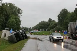 Žiede prie Miroslavo – dar vienas eismo įvykis: parvirto mikroautobusas su nameliu ant ratų