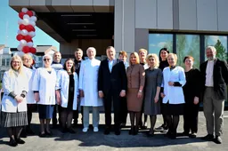 Atidaryta nauja ambulatorija, pastatą palaimino klebonas