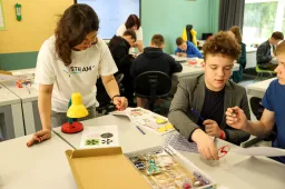 Alytaus STEAM atvirosios prieigos centro renginyje mokiniai tapo jaunaisiais mokslininkais