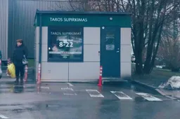 Prašo atsiliepti mačiusius, kaip prie PC „Maxima“ moterį kliudė „Suzuki“