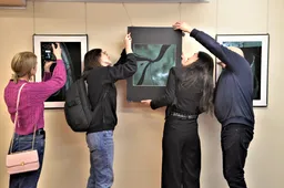 Jaunojo menininko parodos atidaryme – netikėtas Alytaus fotografijos guru performansas