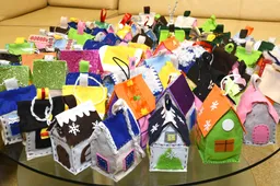 Prezidentas su žmona dėkoja už bendruomenių gamintus žaislinius namelius