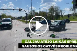 Prie Sporto rūmų – motociklo ir lengvojo automobilio avarija