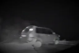 Bėglys nuvažiavo nuo kelio ir užstrigo laukuose, gaudynių metu apgadinti keli policijos automobiliai