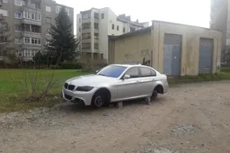 Vidzgiryje stovėjęs BMW liko be ratų