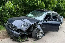 Teisės vairuoti neturintis ir visiškai girtas vyras nuvažiavo nuo kelio, neblaivūs „šoferiai“ iš įvykio vietos pasišalino