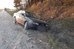 Neblaivus vyras nuvairavo į šalikelės griovį