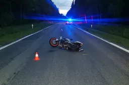 Nukentėjo „Kawasaki“ motociklininkas, jo nepastebėjo BMW