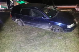 Sunkiai apgirtęs vyras į griovį nuvairavo Dzūkų kaime