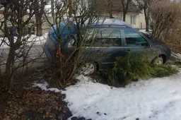 Girta vairuotoja važiavo šaligatviu