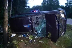 Automobilis nuvažiavo nuo kelio ir apvirto – nukentėjo vaikas