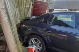 Automobiliu įsirėžė į sodybos pastato sieną