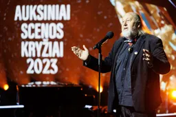 „Auksiniais scenos kryžiais“ džiaugėsi ir alytiškiai kūrėjai, padėkos premija – garsiam režisieriui