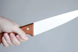 Girta moteris kitai įkaušusiai grasino peiliu