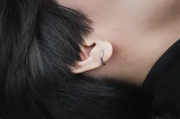 Amžinai madingas sidabras: kokios sidabrinių auskarų tendencijos vyrauja 2023 m. šventinį sezoną?