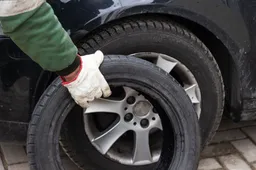 Nuo sekmadienio galima važinėti tik automobiliais su žieminėmis padangomis