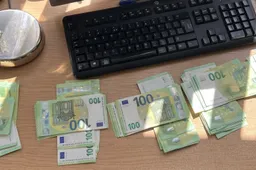 Mėgino įsivežti krūvą eurų ir šūsnį dolerių