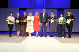 Tarptautinės mokytojų dienos proga – simbolinės plunksnos, piniginės premijos ir daugiau nei šimtas padėkų