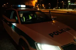 „Nereikalingas“ medžiagas išmetė pro automobilio langą