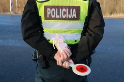 Vairuojančias moteris Alytaus policininkai šiemet sveikina ne gatvėse