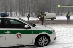 Girtas vairavęs nepilnametis perduotas močiutei, „žolės“ turėjo tik sau, sumušė ir apgadino automobilį