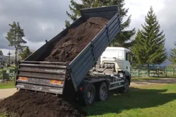 Prie kapinių vežamas juodžemis