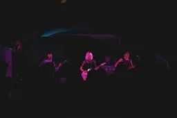 Latvių roką „Bunda roke“ pristatys dainuojanti gitaristė ir purpurinė jos grupė