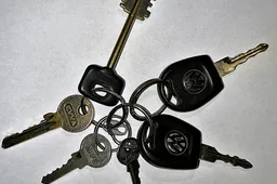 Prašo atsiliepti raktų savininką