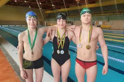 „Dzūkijos taurė“: Alytaus plaukikai varžybose savo baseine pasipuošė visų spalvų medaliais