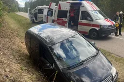 Sunkiai girtas vairuotojas nuvažiavo nuo kelio ir buvo prispaustas, keleivis rastas be sąmonės