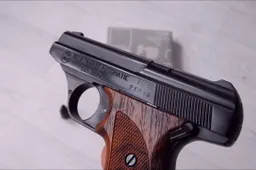 Pas nepilnametį pareigūnai rado pistoletą