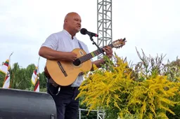 Vėjo laive: dainuojamosios poezijos vakaras su bardu Romu Naidzinavičiumi