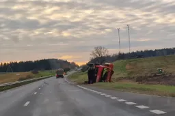 Prie Daugų apvirto sunkvežimis